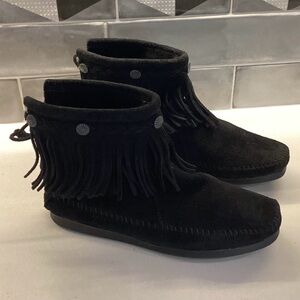 Minnetonka ankle bootie leather moccasins w fringe & rivets EUC
